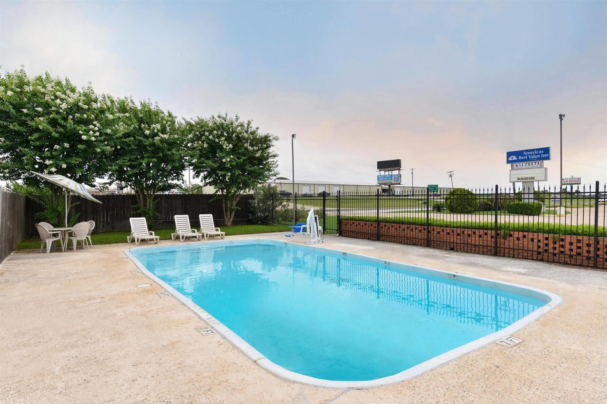 Surestay Hotel By Best Western Rockdale Eksteriør billede
